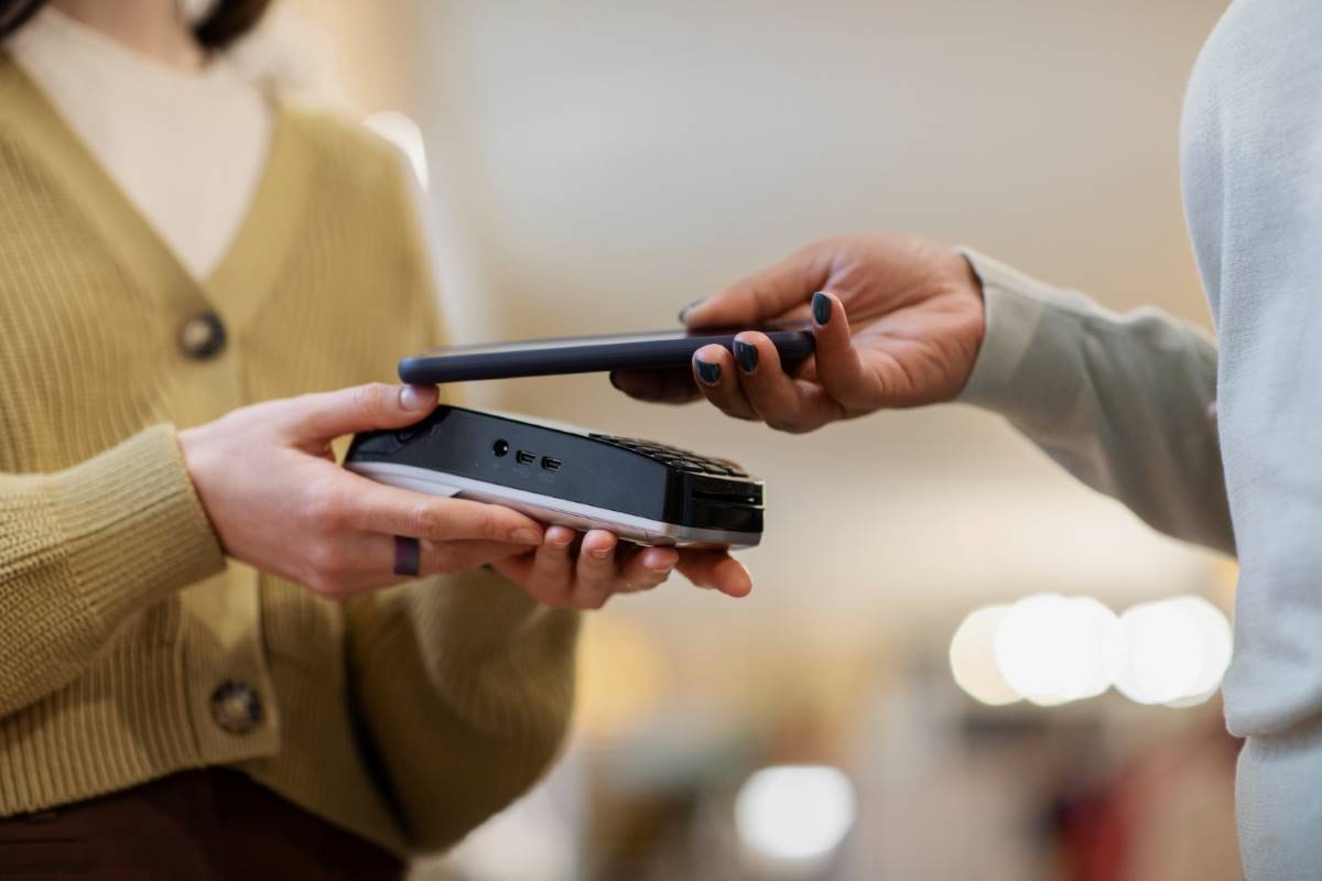 Pagamenti-con-smartphone-superano-il-contante-per-piccoli-importi.jpg